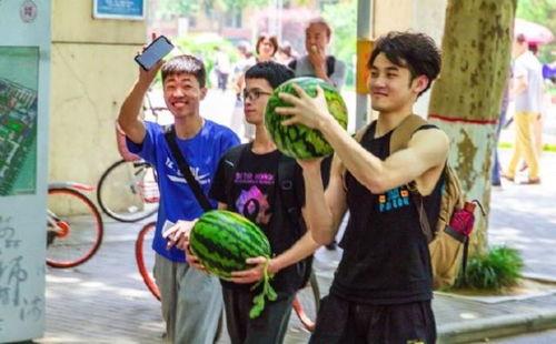 团结传媒学校吃瓜,揭秘校园里的“吃瓜”风云